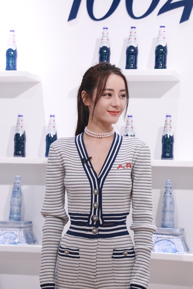 现实版乔晶晶更撩人迪丽热巴印花裙配单肩包腰身比例太绝