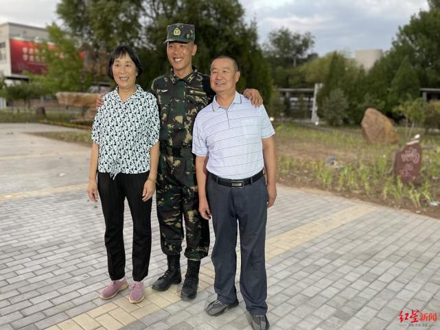 刘付全也曾是一名军人,退役后投身家乡建设当选村委会主任.