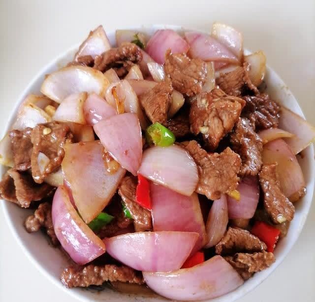 洋葱炒牛肉牛肉软嫩可口葱香四溢
