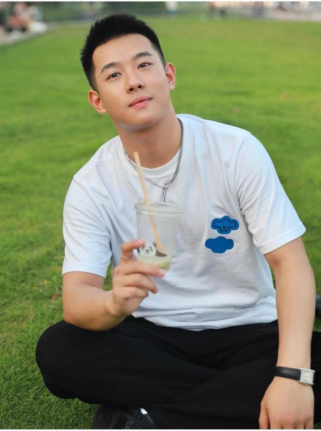 这种白白净净的可爱大男孩,谁会不喜欢?