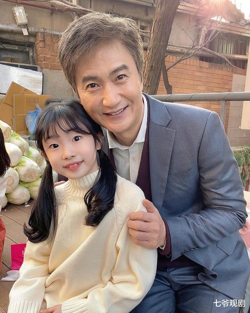 这位大爷有点猛,无死角霸屏韩国人电视机,安内相不会走错片场?