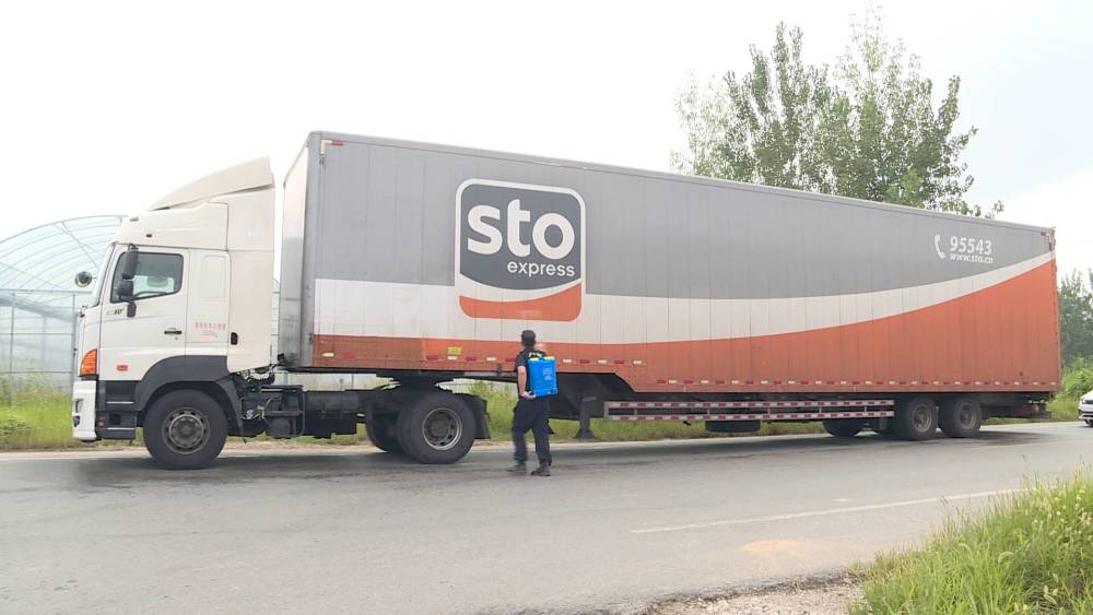 今天上午,记者来到了申通快递徐州转运中心,在转运中心入口处,安保