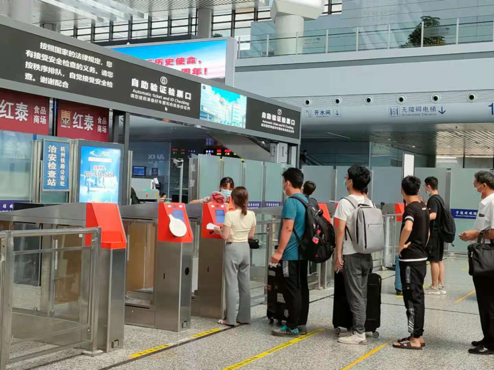 铁路宁波站工作人员随时巡检,一天四次大规模消杀