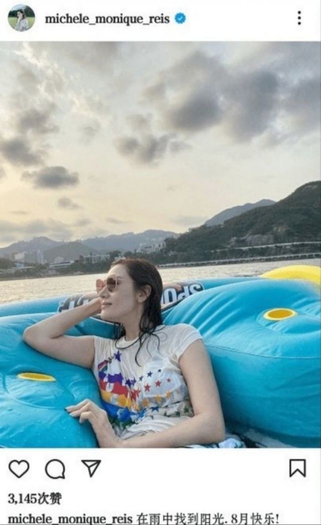 51岁李嘉欣很性感侧躺照超撩人被网友称呼为冻龄少女