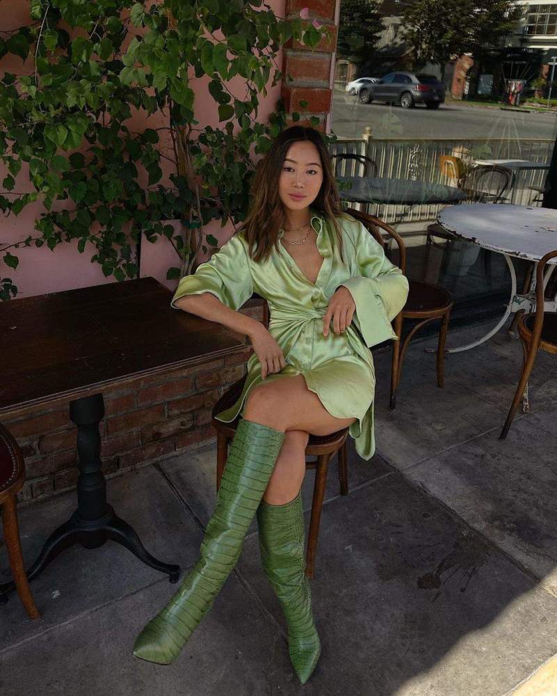 上身的时刻就像是为皮肤镀上了一层光晕,显得优雅又高级,古铜色肌肤