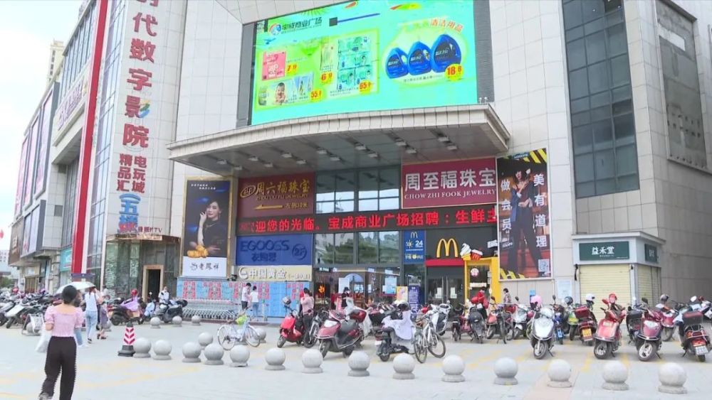 紫金县宝成商业广场总经理助理 彭新华:"所有人进来都要测体温,如果