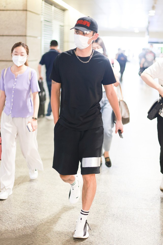 张继科时尚感真好机场秀变身潮男运动风这样穿活力十足