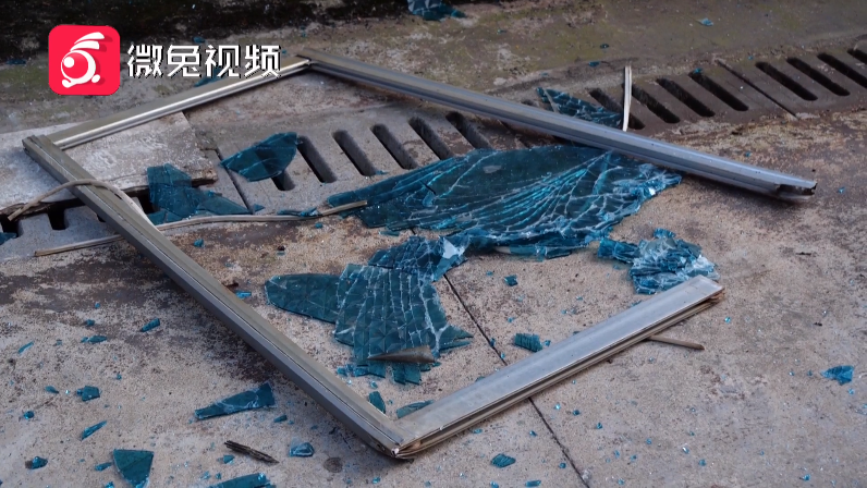 陈女士告诉记者, 当时她们离窗子掉落的地方只有三四步的距离,如果