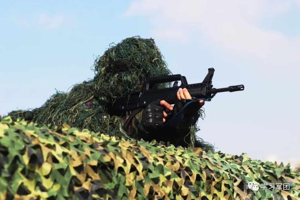 练兵备战火力全开这是中国军人的夏天