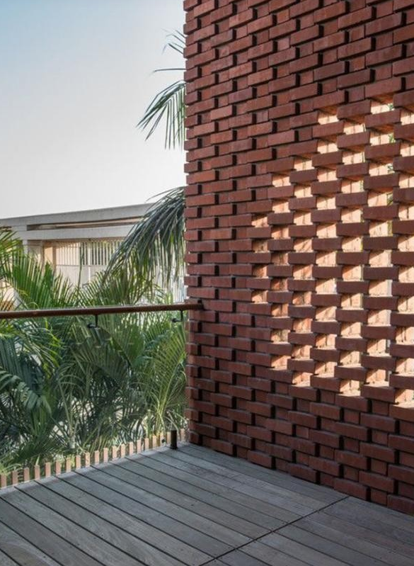 有了这道镂空围墙,就可以分散风的强劲冲击,让风变得轻柔,保护露台上