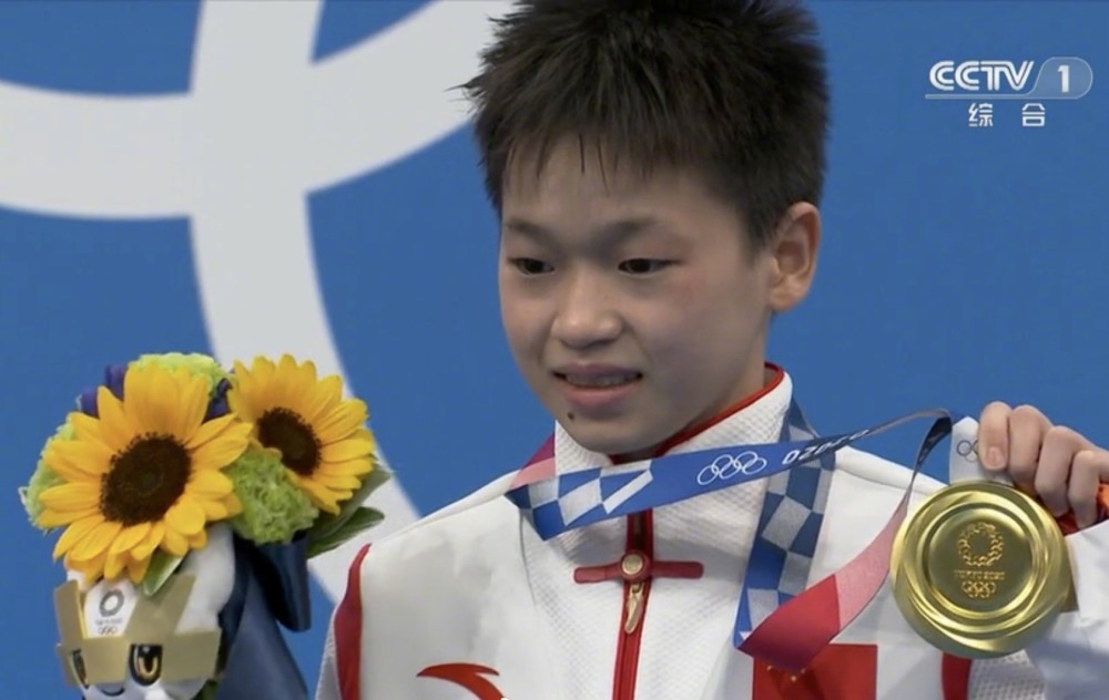 14岁奥运冠军全红婵火了练习跳水原因引人泪崩想挣钱给妈妈治病