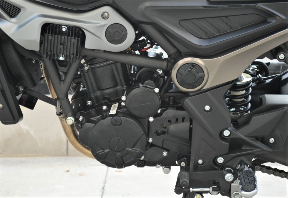 新款300ac取消了发动机下护板的设计,导致看起来有些单薄,厂家可能是