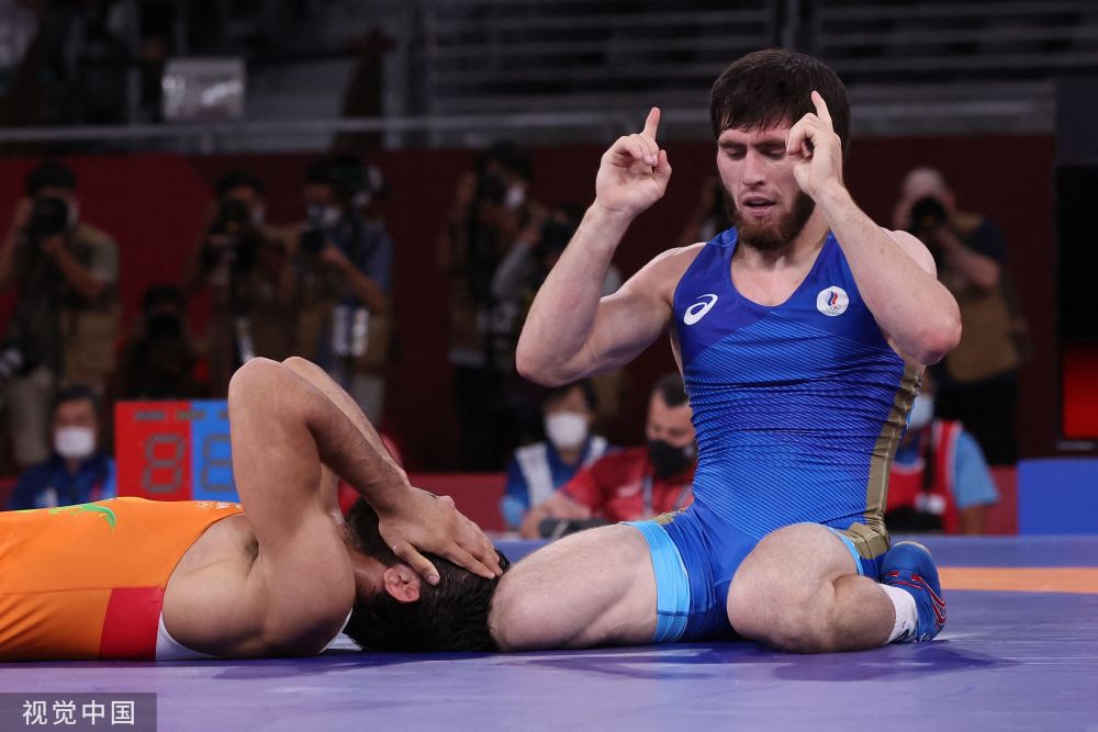奥运金牌摔跤男子自由式57公斤级决赛俄罗斯奥委会选手夺冠