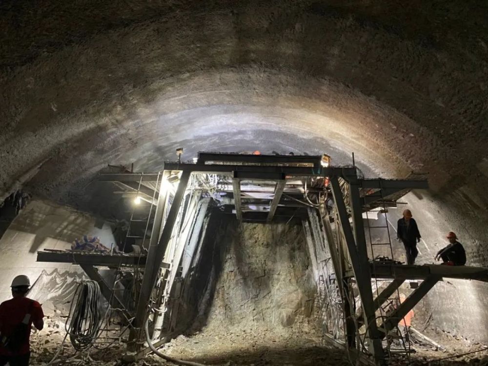 广东省首例,国内罕见的双连拱变截面隧道顺利贯通