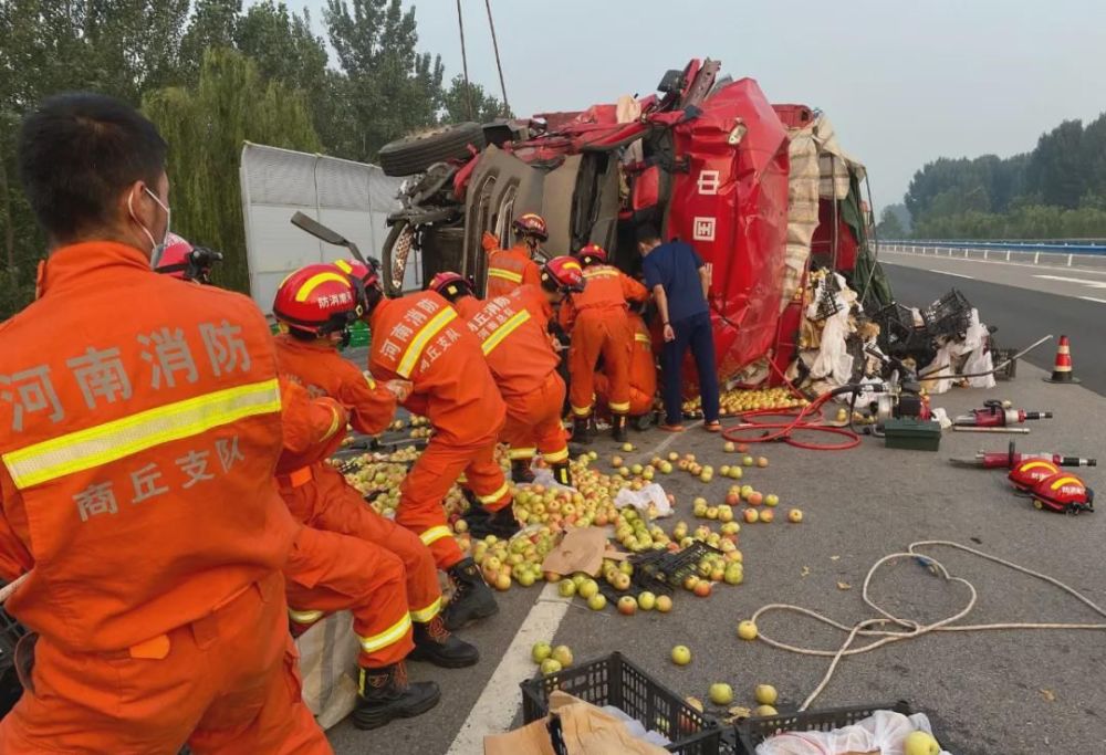 高速路上,"苹果车"追尾撞上冷藏车
