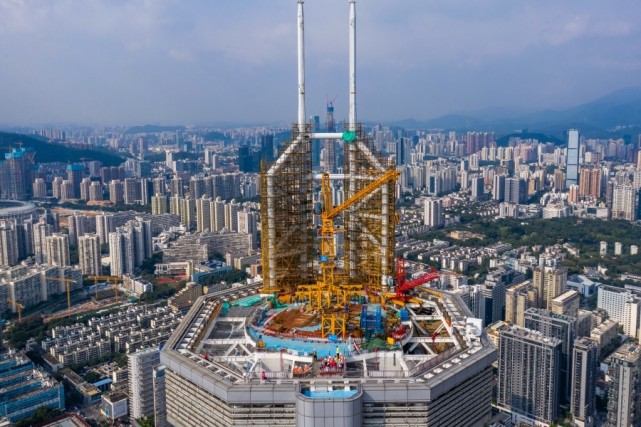2021年8月2日,广东深圳,赛格广场大厦楼顶桅杆拆除施工正在进行中