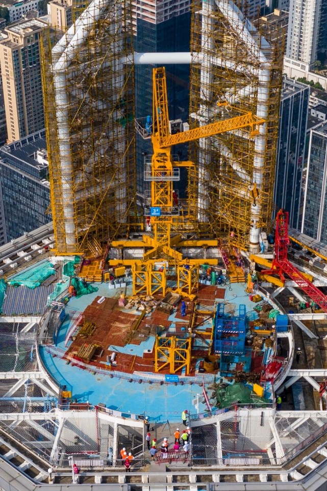 赛格广场大厦桅杆拆除进行中,将同步开展损伤修复工程