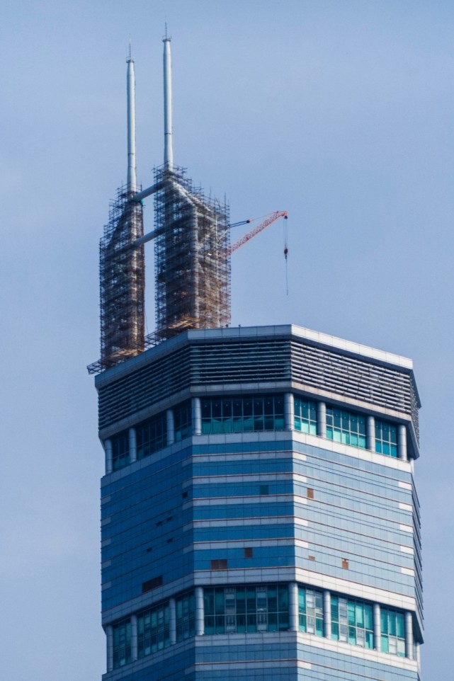 赛格广场大厦桅杆拆除进行中,将同步开展损伤修复工程