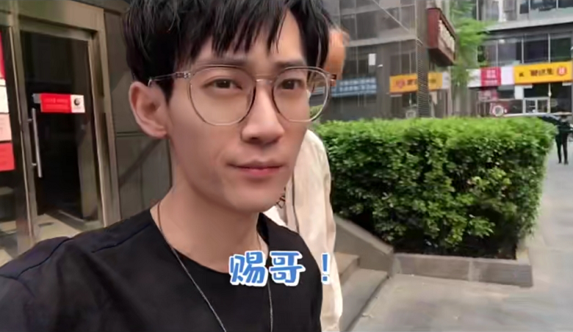 欧阳娜娜拉天赐一起直播,千万粉丝前来捧场,网友:明星转行做网红