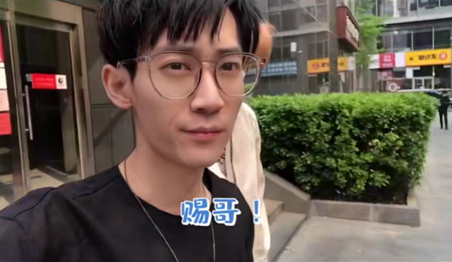 欧阳娜娜拉天赐一起直播,千万粉丝前来捧场,网友:明星转行做网红