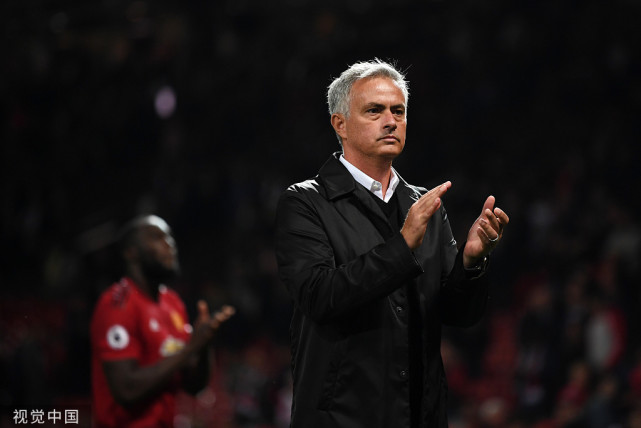 不知道那些讨厌穆里尼奥的曼联球迷 看了这两张照片内心会怎么想