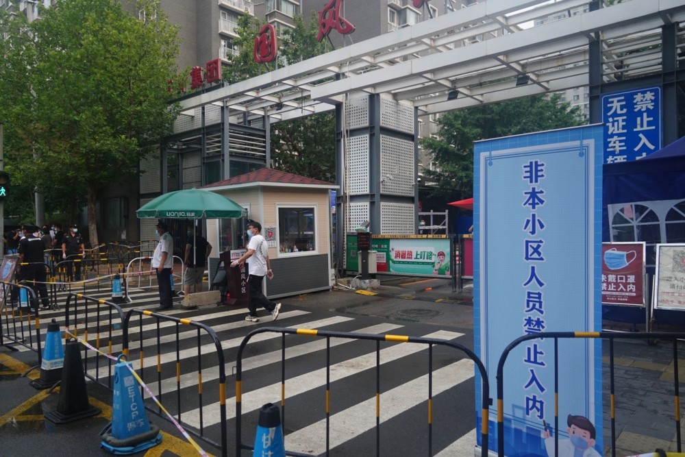 在国风上观小区出现新冠肺炎确诊病例后,朝阳区望京街道,大屯街道立即