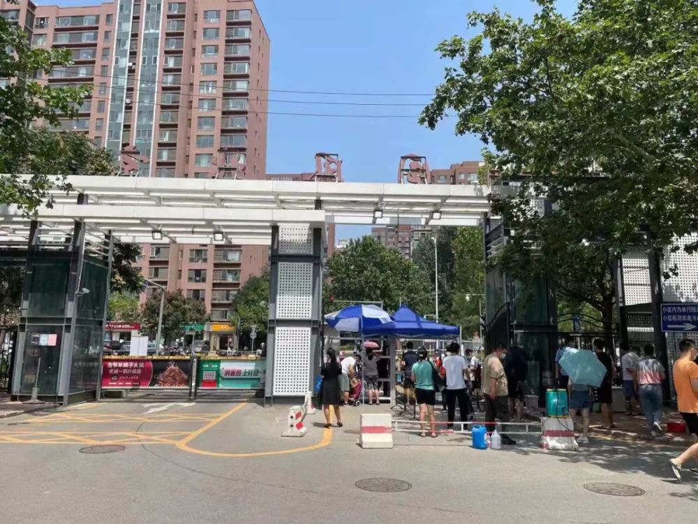 封闭小区业主自述第一轮核酸检测已完成物业上门送上免费蔬菜