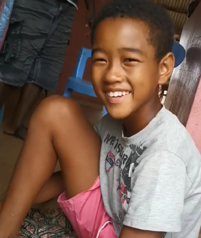 上的一位博主,介绍了一位名叫康康的非洲男孩,这个男孩是一个单亲儿童