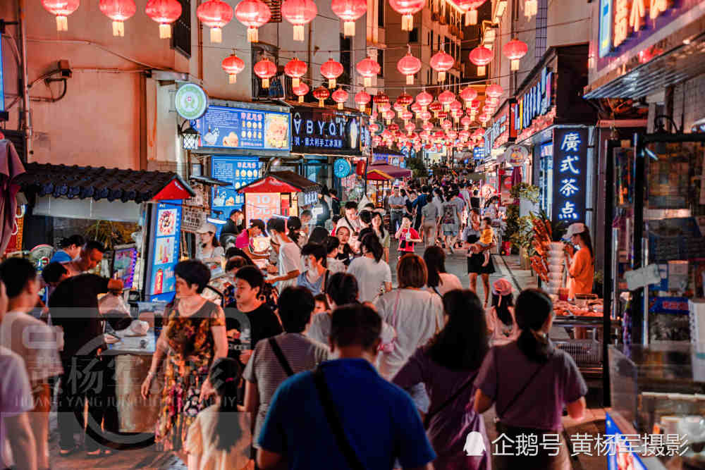 江西夜晚最热闹的一个城市美食街人群攒动当地人生活太幸福