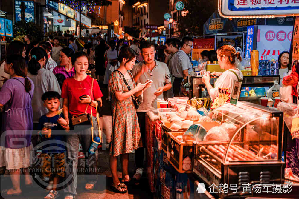 江西夜晚最熱鬧的一個城市,美食街人群攢動,當地人生活太幸福!