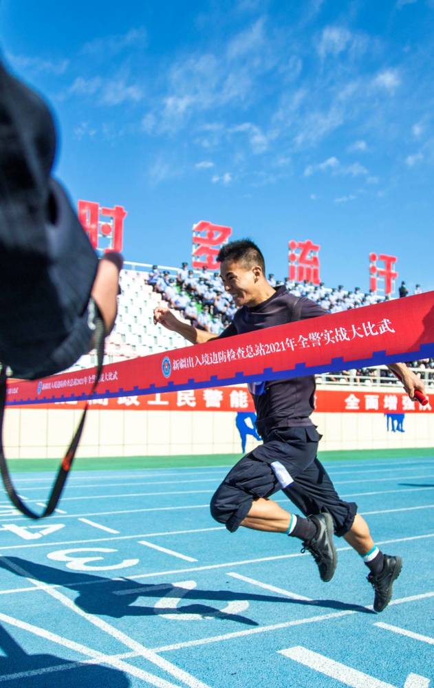 图十二:8月5日,南疆片区百米竞赛比武选手冲过终点(吴明贤摄)