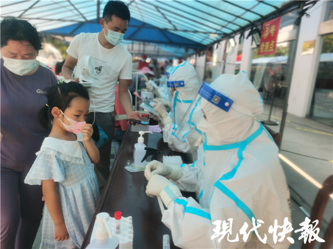 扬州第三轮核酸检测采样现场,这些身影让人泪目