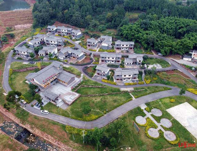 据了解,2014年以来,成都以"风尚新美,环境秀美,生活富美"三美示范村