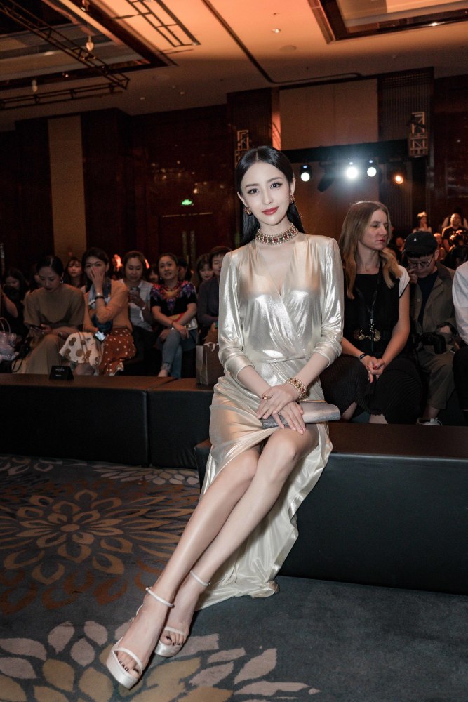 佟丽娅太高调了,香槟色开叉裙秀长腿,体重不过百也能这么撩人