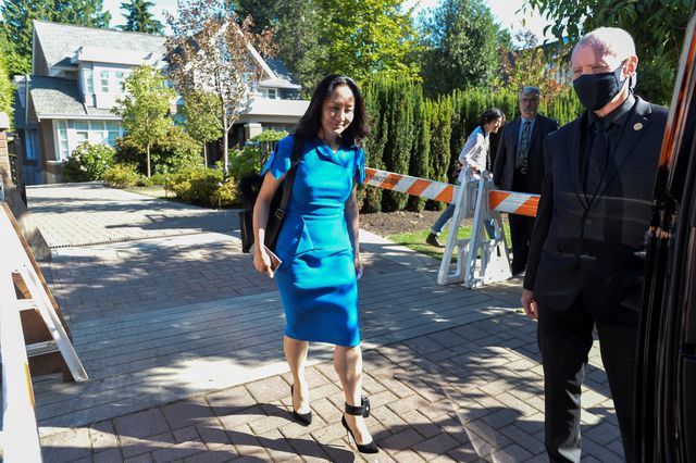 孟晚舟惊艳现身穿名媛风连衣裙戴脚镣走出巨星范彰显大国气节