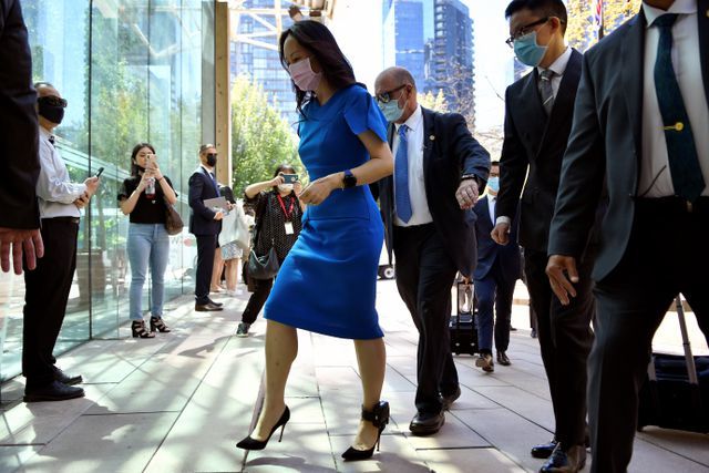 孟晚舟惊艳现身穿名媛风连衣裙戴脚镣走出巨星范彰显大国气节