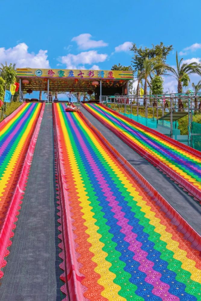 周边游住进小木屋泡私汤乘网红小火车玩彩虹滑道