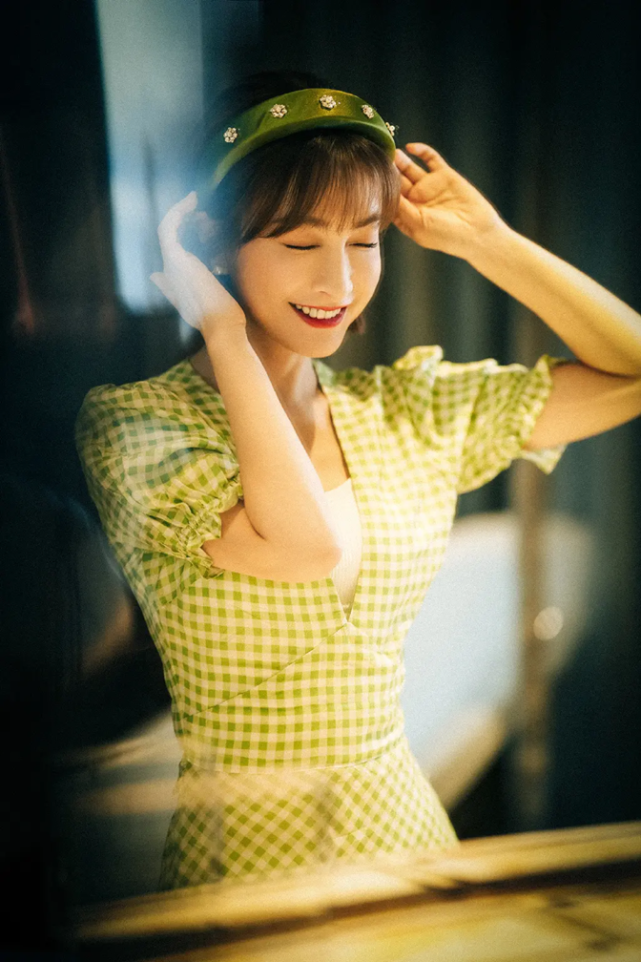 "东北奥黛丽赫本"真不白叫的,吴昕穿格子连衣裙戴钻石头箍,气质大变样