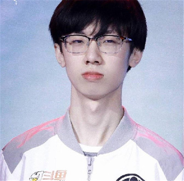 宁王再曝s8旧事jkl本想跟宝蓝一起选霞洛皮肤却被拳头制止