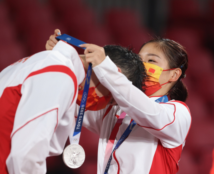 刘诗雯凌晨发文说了3个感谢!这5年不易!人民日报向她致敬