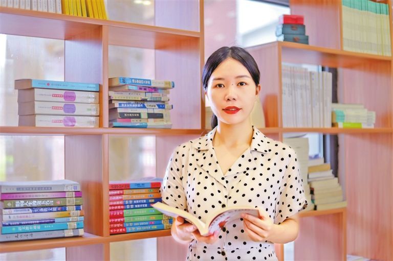 徐丹丹生活照近日,来自葵涌中学的徐丹丹老师摘得2021年大鹏新区基础