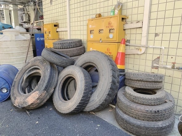 燃气设备下堆放轮胎这种做法不安全