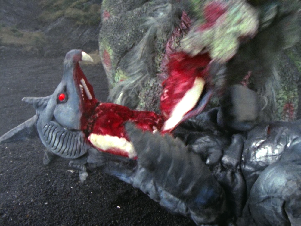 话《太阳之命艾斯之命》中还安排了超兽多拉格利手撕怪兽穆鲁奇的情节