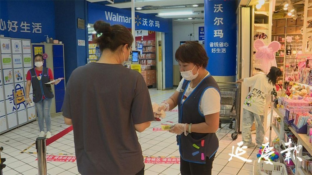 验码测温  牛亚鑫摄于沃尔玛超市