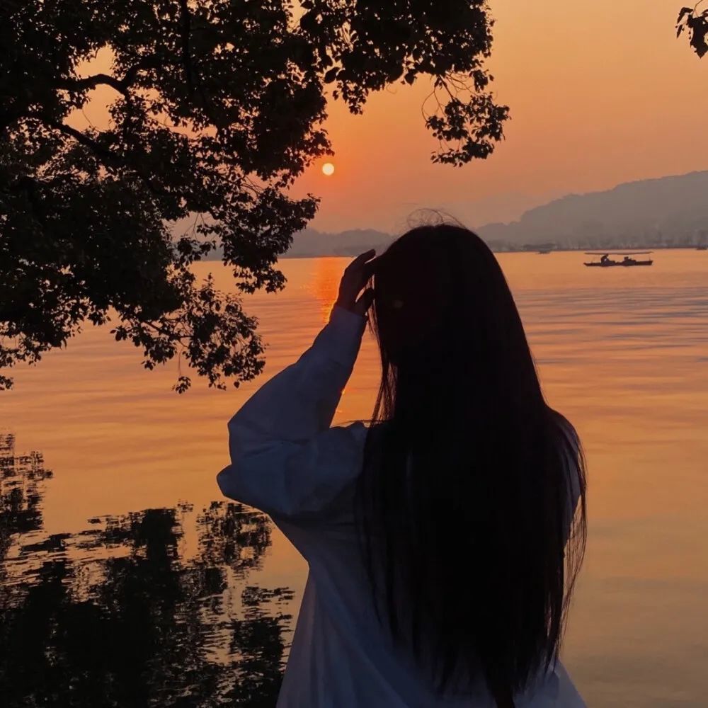 女生不露脸背影头像