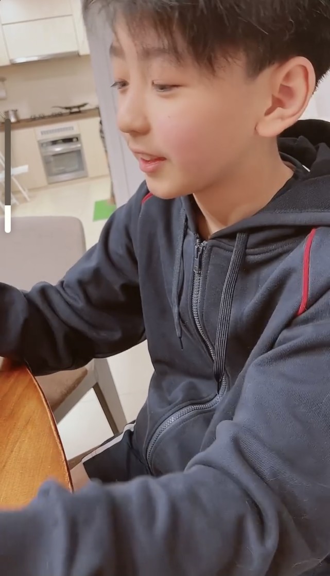 张柏芝直播次子带货,11岁谢振南羞涩可爱,全程英文对话中文蹩脚_腾讯