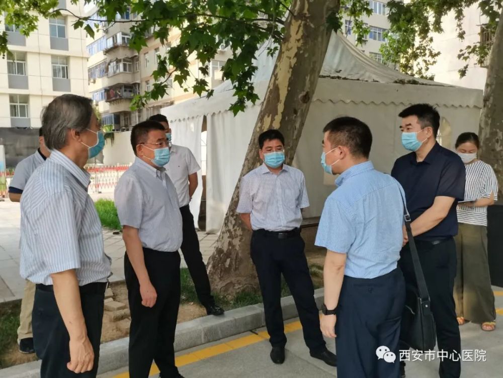 西安市人民政府副市长徐明非一行赴市中心医院糖坊街院区检查疫情防控