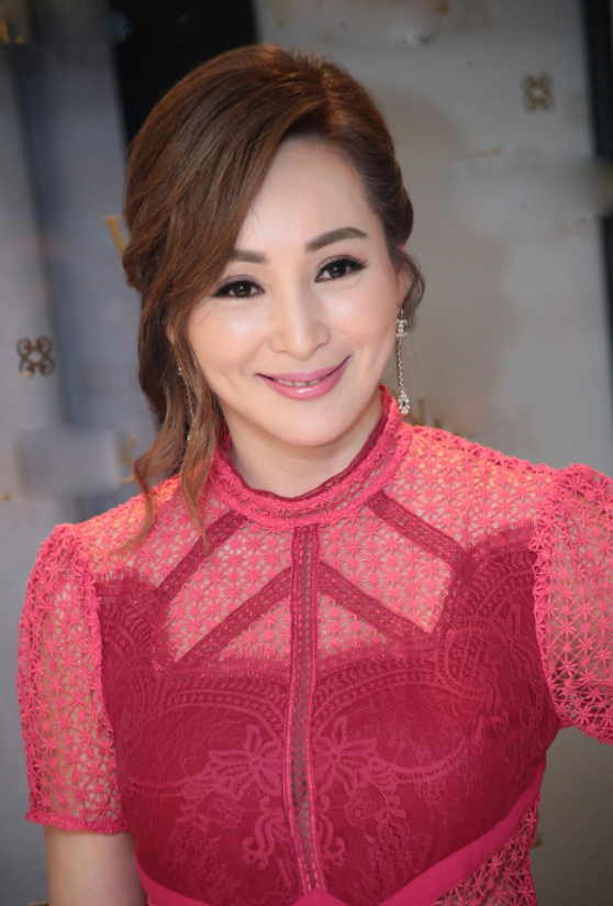 罗霖真是不服老,穿玫瑰红连衣裙成熟稳重,时尚度不输00后