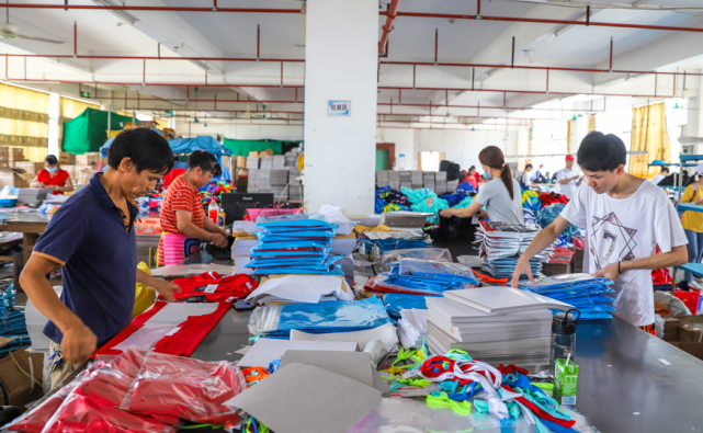 裁剪,缝线,里衬,检验……在木乐镇的桂平市对克运动休闲服饰有限公司