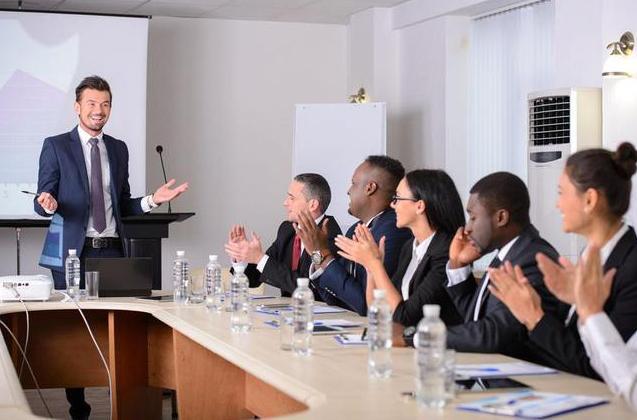 领导开会员工都往偏处坐,不坐前面,座位到底有什么讲究?